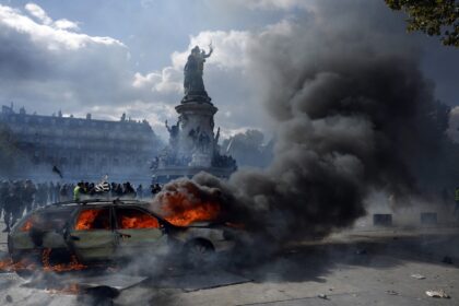 Al menos 400 detenidos por actos de violencia en la jornada de protesta masiva en Francia
