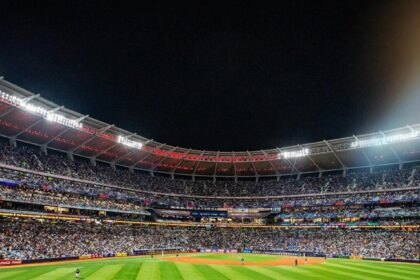 El Estadio Monumental recibió a 34.950 fanáticos en el primer Caracas-Magallanes de la temporada