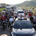 Miles de venezolanos recibieron a la caravana encabezada por María Corina Machado tras su regreso al país