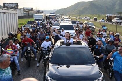 Miles de venezolanos recibieron a la caravana encabezada por María Corina Machado tras su regreso al país