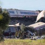 Al menos 30 muertos en accidente entre dos trenes de alta velocidad en España