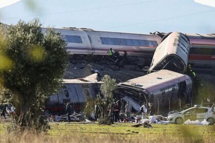Al menos 30 muertos en accidente entre dos trenes de alta velocidad en España