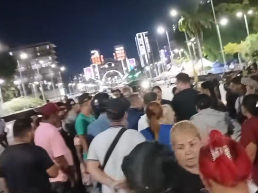 Familias afectadas por los terremotos protestan en la avenida Bolívar de Caracas
