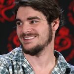 Murió a los 34 años RJ Mitte, quien interpretó a Walter White Jr. en Breaking Bad