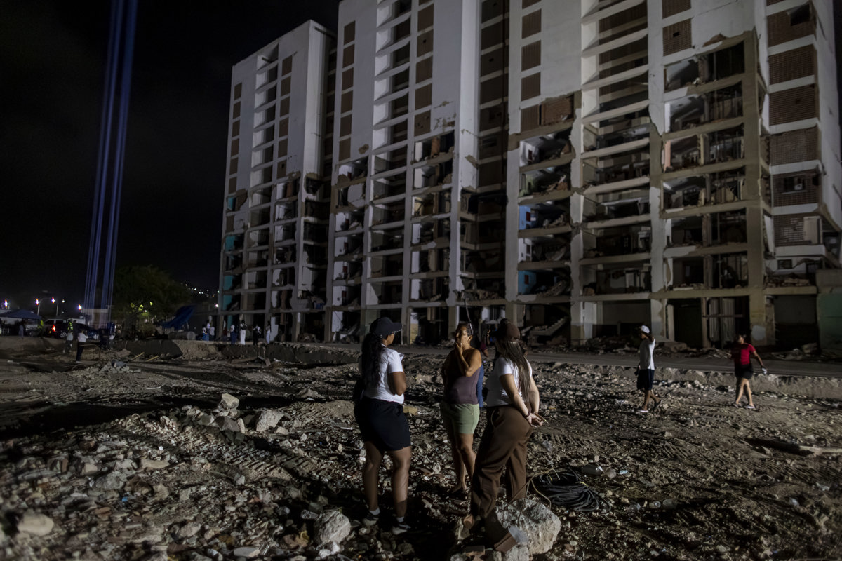 En imágenes: una vigilia en La Guaira rindió homenaje a las víctimas de los terremotos