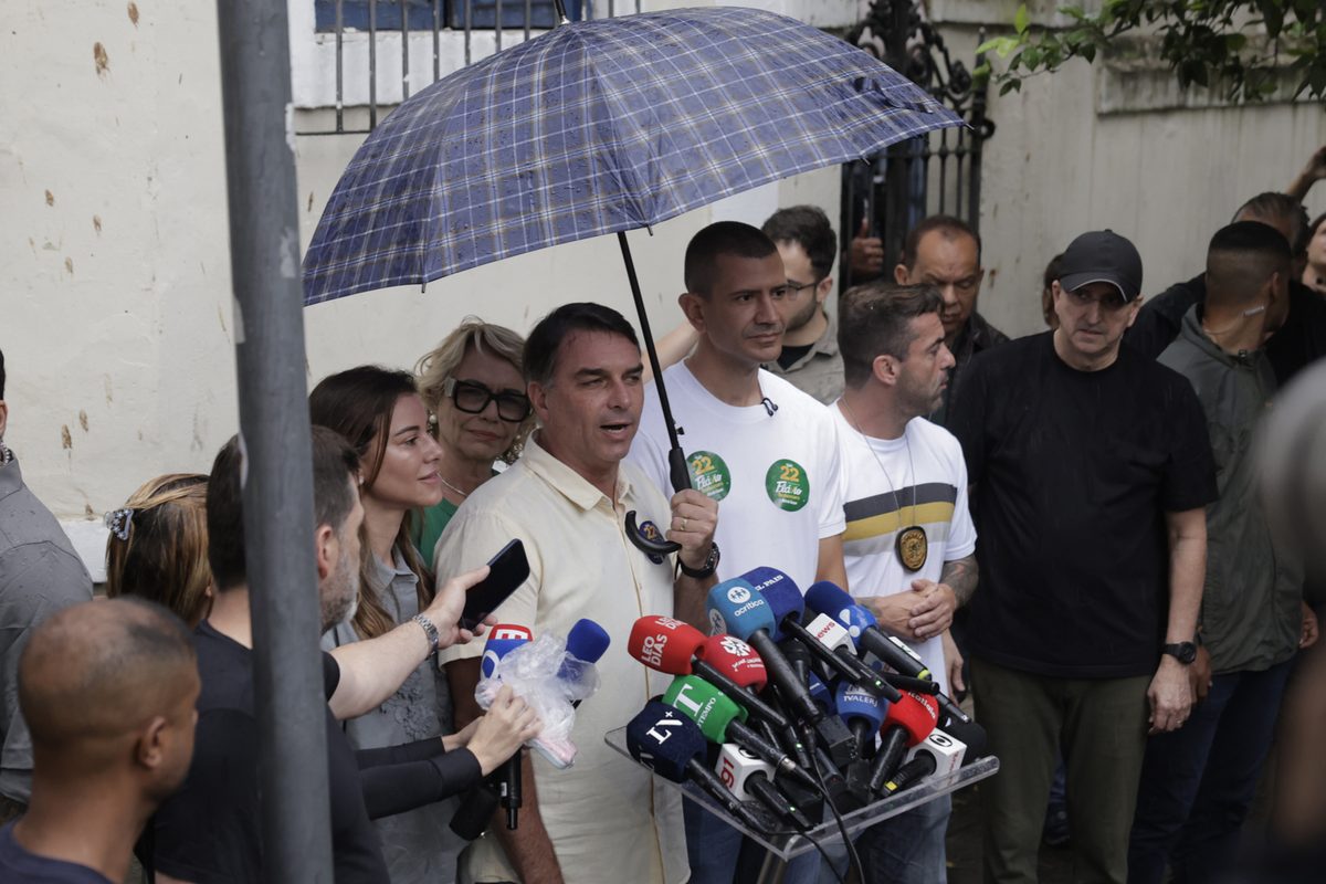 Lo que se sabe de la huída de Flávio Bolsonaro tras perder las elecciones presidenciales de Brasil