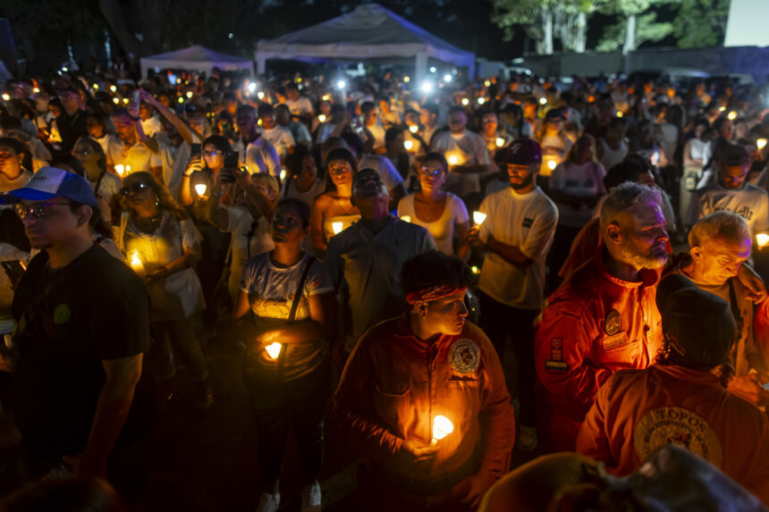 En imágenes: una vigilia en La Guaira rindió homenaje a las víctimas de los terremotos
