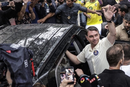 Lo que se sabe de la huída de Flávio Bolsonaro tras perder las elecciones presidenciales de Brasil