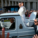 El papa retomó las audiencias y se subió al papamóvil tras su operación