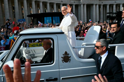 El papa retomó las audiencias y se subió al papamóvil tras su operación