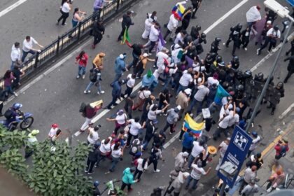 Reportaron represión policial en marcha por salarios y libertad de presos políticos que intentaba llegar a Miraflores