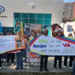 Familiares de víctimas en las protestas antigubernamentales de 2017 exigieron justicia frente a la Fiscalía en Lara