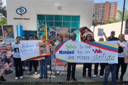 Familiares de víctimas en las protestas antigubernamentales de 2017 exigieron justicia frente a la Fiscalía en Lara